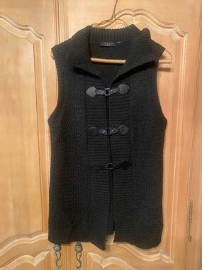 Great sweater vest with snap closure